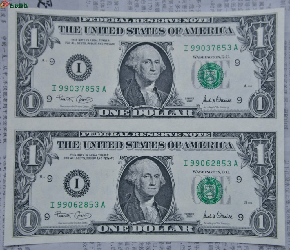极美品未使用2连体钞2001年壹美圆纸币编号99037853和99062853正