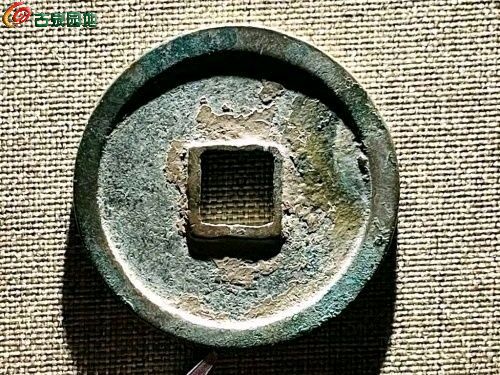 RF222-【倩字狭贝宝】崇宁重宝 直径34.8mm 厚1.5mm 重10克