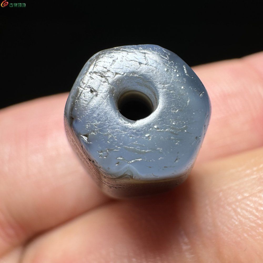 藏传百年油润蓝沁糖色缠丝老玛瑙多棱单珠6.jpg