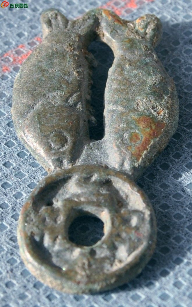 美品辽铸千秋万岁双鱼挂花局2.jpg