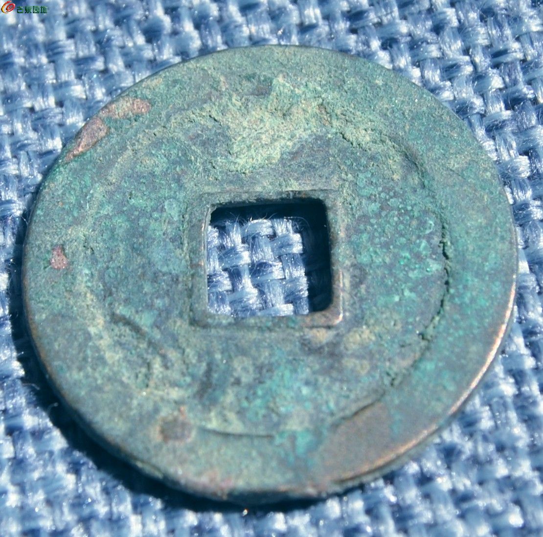 五代大样周元通宝背穿上左角月局9.jpg