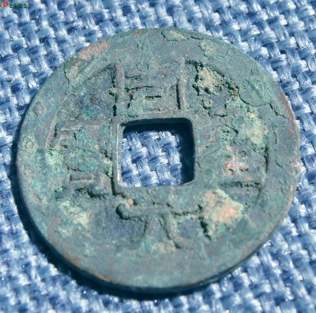 五代大样周元通宝背穿上左角月局1.jpg