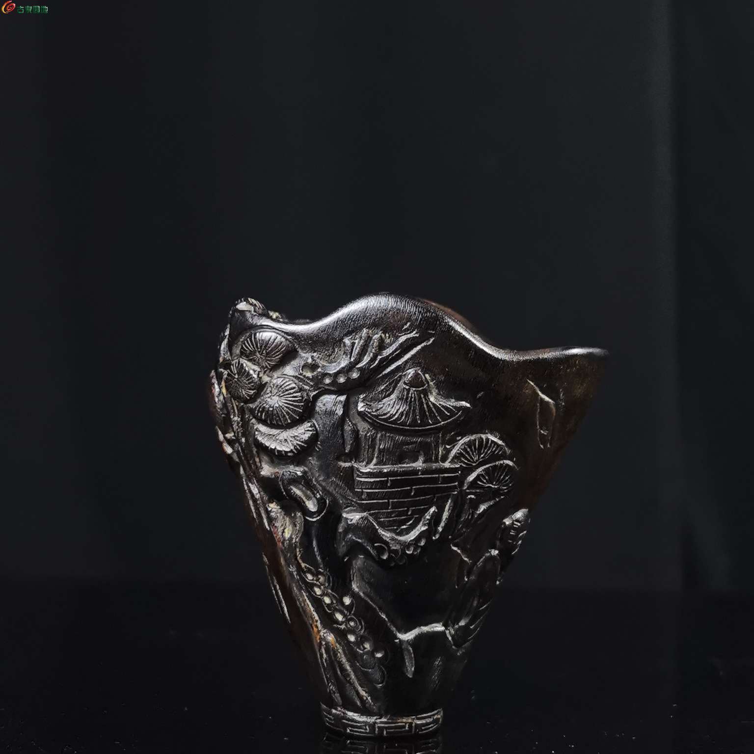 蹄形松下老者精美纹饰爵杯鱼籽纹1.jpg