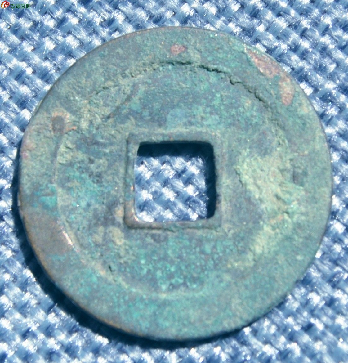 五代大样周元通宝背穿上左角月局5.jpg