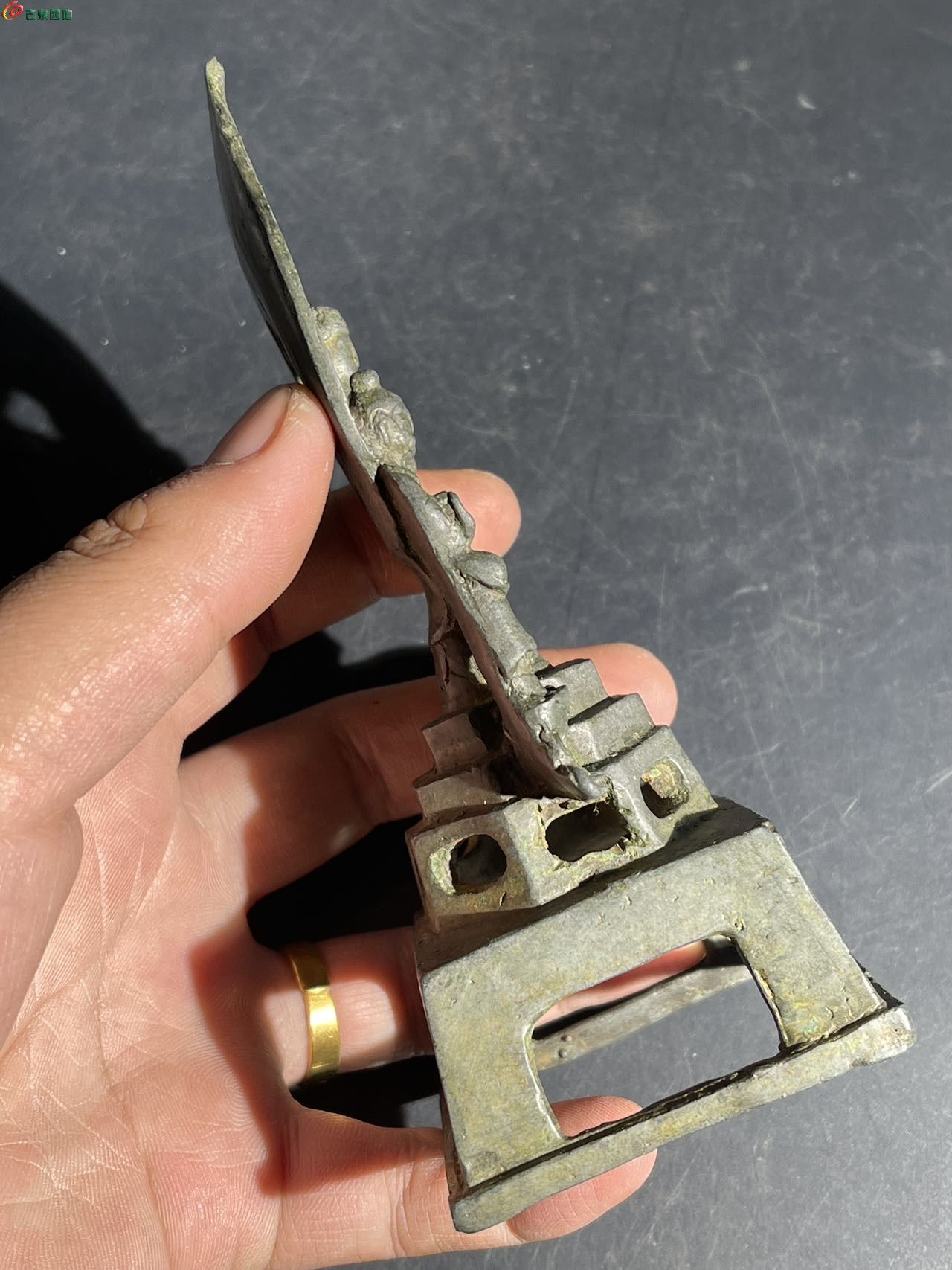 青铜板凳佛造像4.jpg