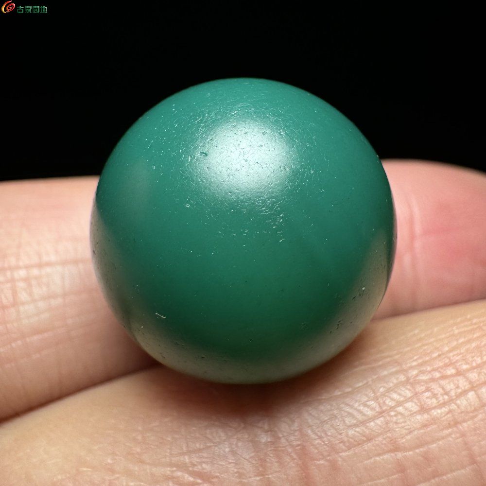 藏传百年翠绿色油润老玛瑙大尺寸圆珠2.jpg