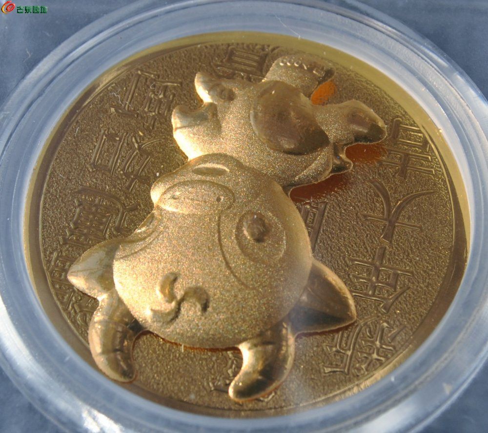 评级0.3克纯金立体金牛纪念章局4.jpg