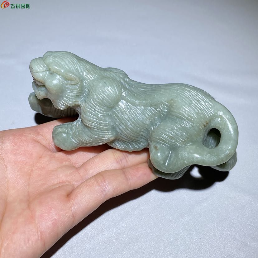 和田玉青白玉雕刻寅虎大把玩件2.jpg