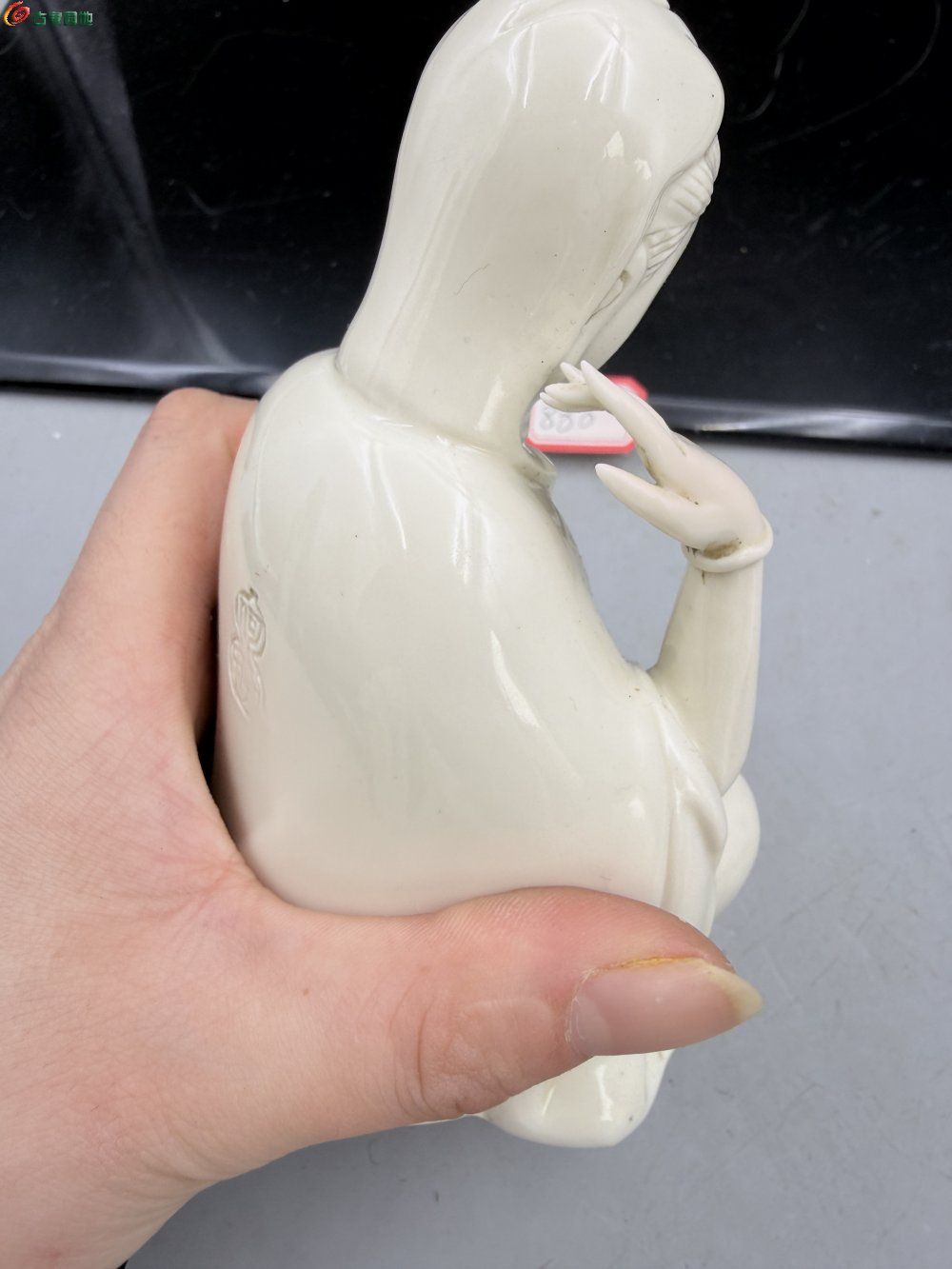 白瓷自在观音坐像 德化窑 白釉观音盘腿而坐佩戴珍珠项4.jpg