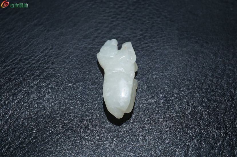 明清老和田玉通天孔立体工玉马挂件5.jpg