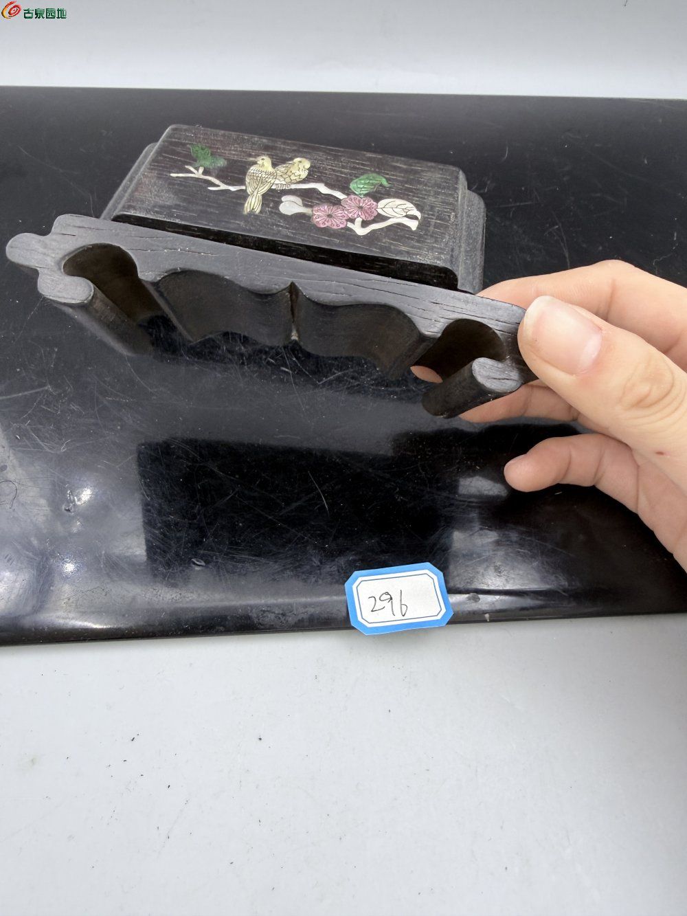 唐阁 日本 实木底座小摆台实木镶贝壳雕刻书卷形5.jpg