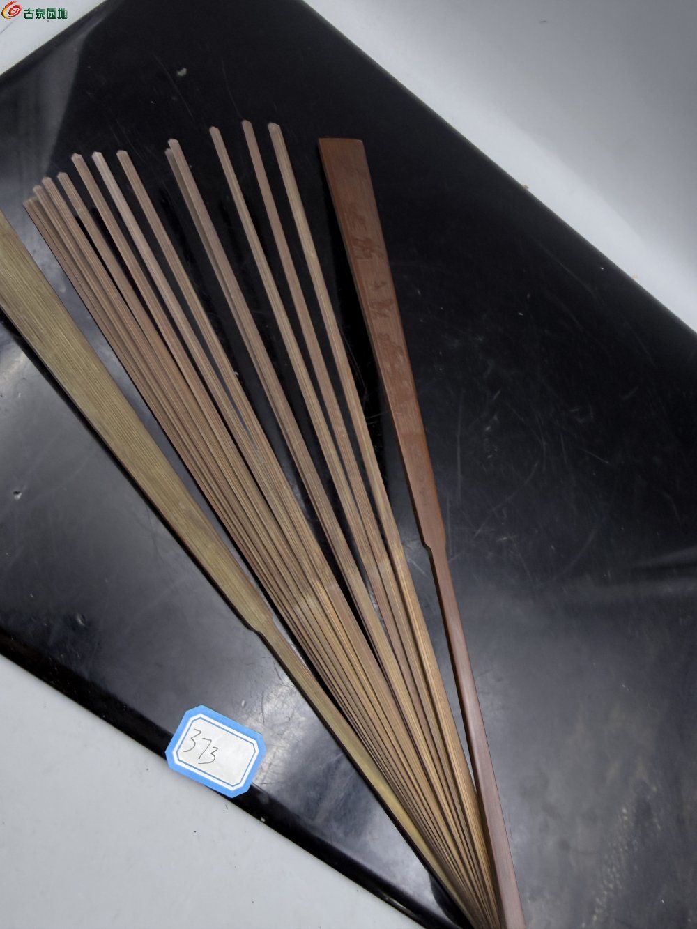 竹扇骨带雕刻骨钉完好4.jpg