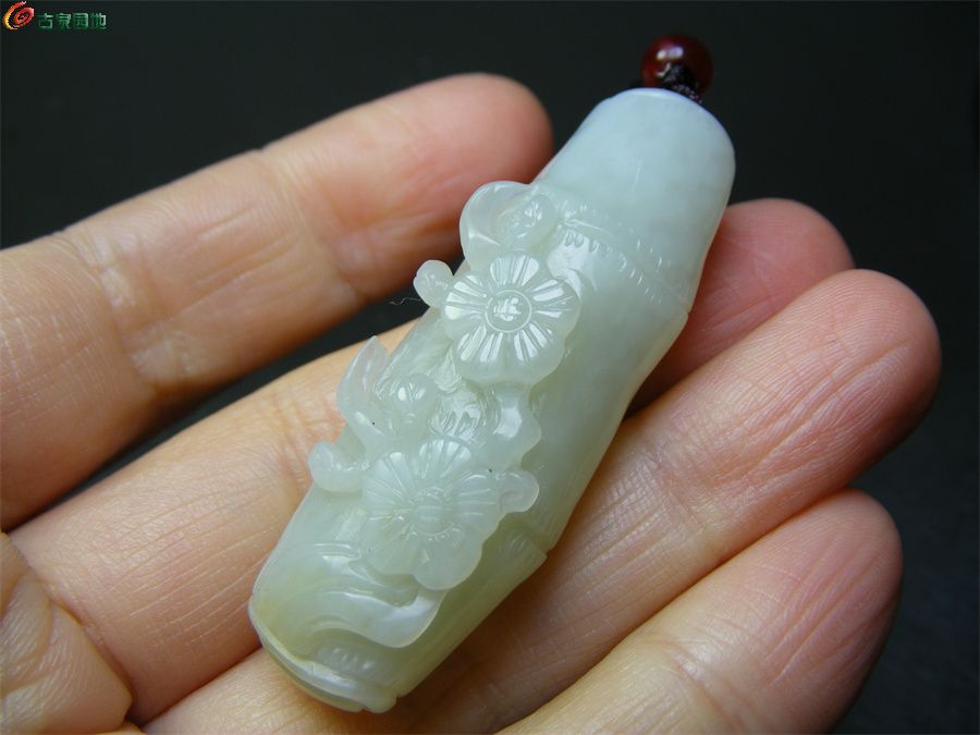 几十年的和田青白玉手工雕圆雕梅花竹节小坠佩2.jpg