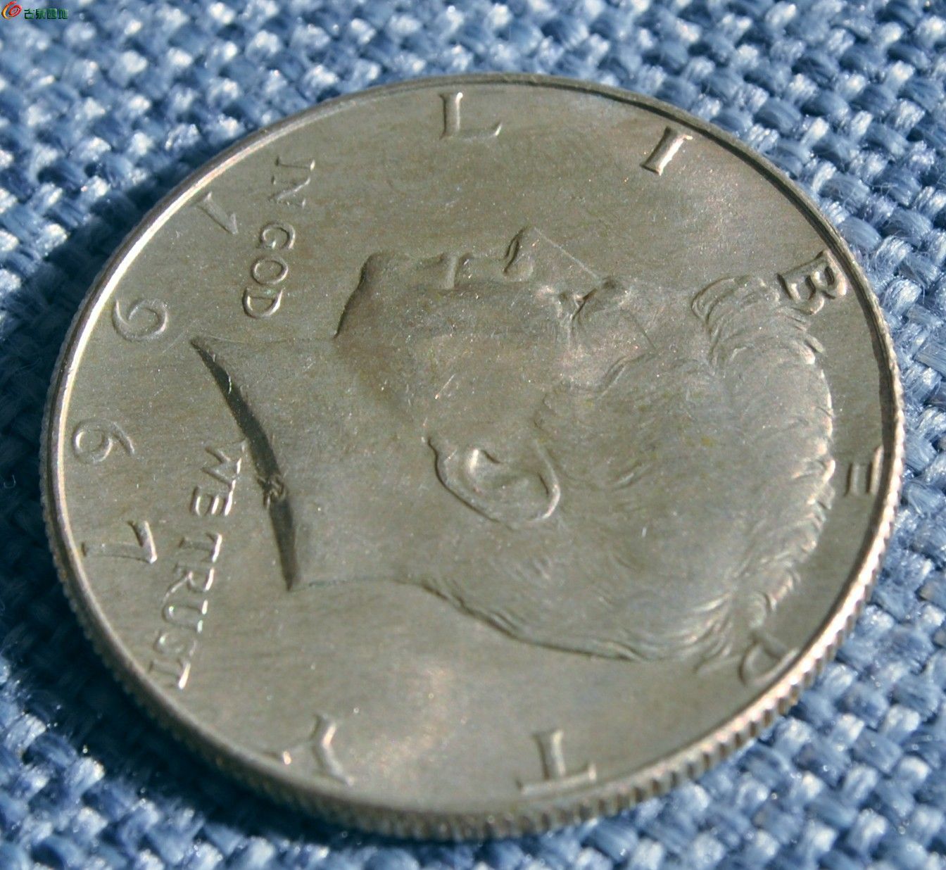 带光高银1967年面肯尼迪像背飞鹰半圆银币1局2.jpg