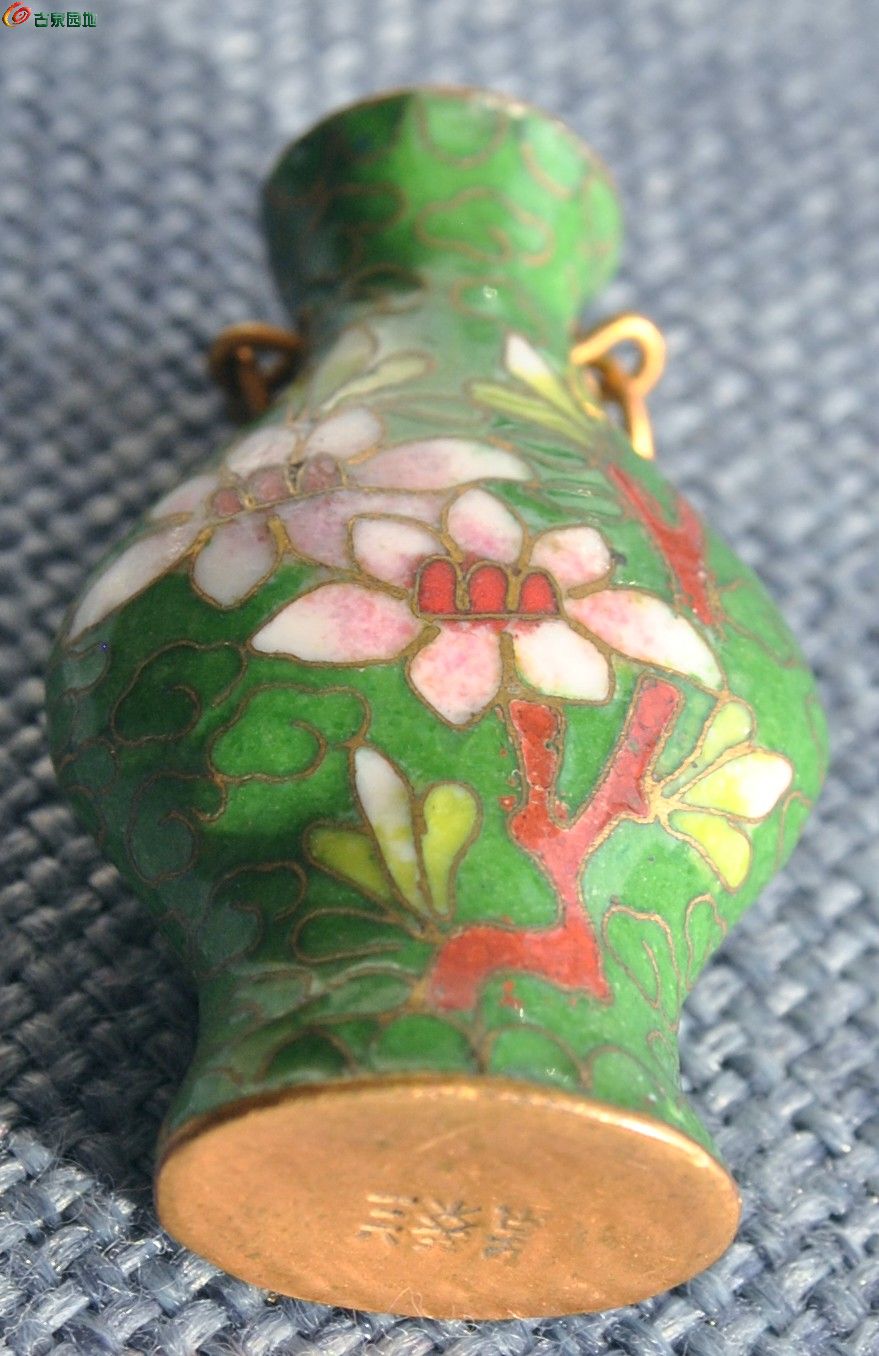 漂亮面花卉纹饰主绿色珐琅彩花瓶型饰件局4.jpg
