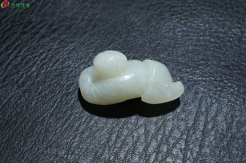 明清老和田玉立体工童子捧寿挂件2.jpg