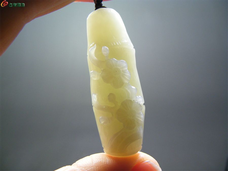 几十年的和田青白玉手工雕圆雕梅花竹节小坠佩9.jpg