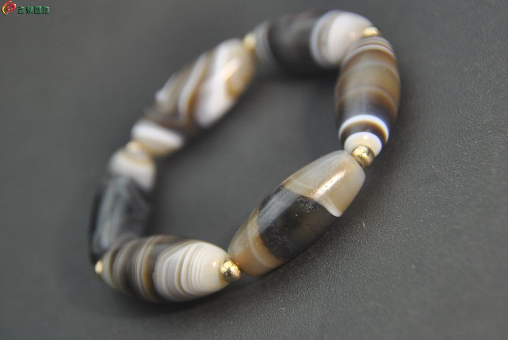 高品质西藏仅有缠丝玛瑙手串1.jpg