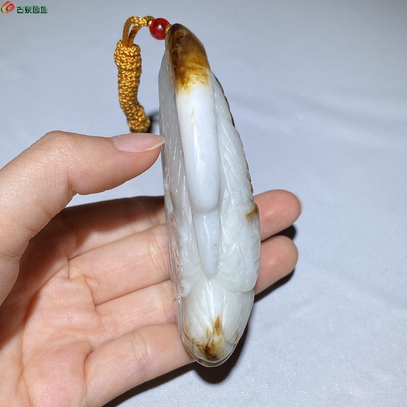 和田玉白玉原石带黑皮雕刻天鹅把玩件3.jpg