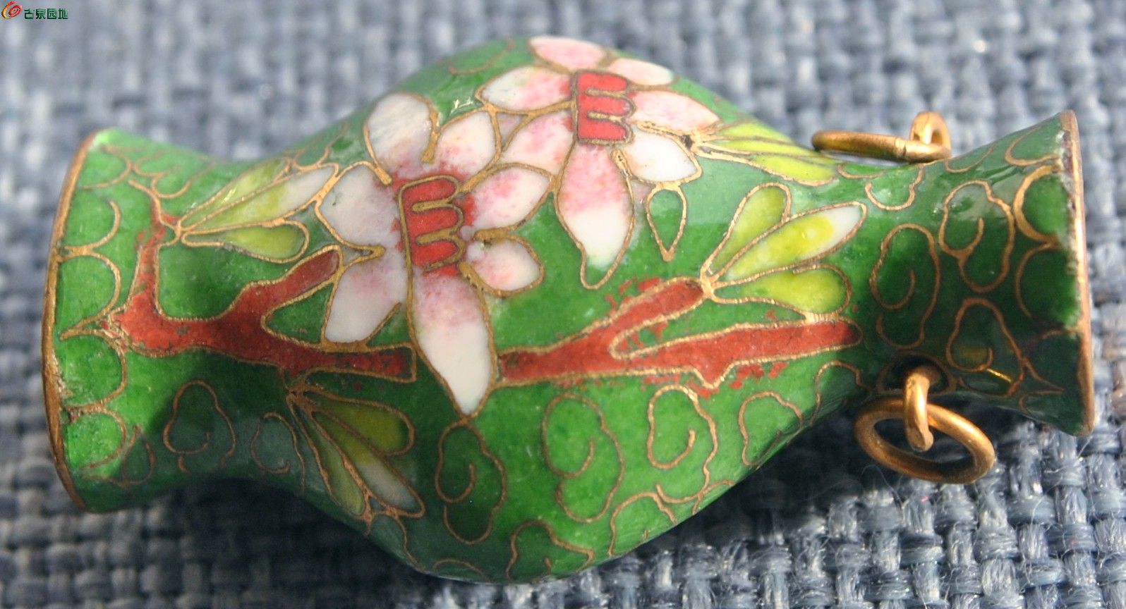 漂亮面花卉纹饰主绿色珐琅彩花瓶型饰件局6.jpg