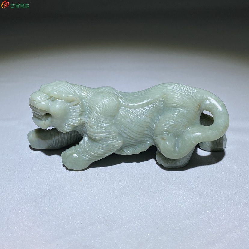 和田玉青白玉雕刻寅虎大把玩件1.jpg