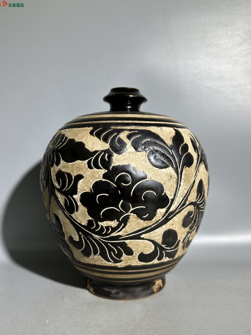 黑釉刻花嘟噜瓶4.jpg