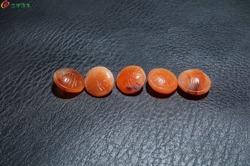 老库存玛瑙团寿纽扣一套4.jpg