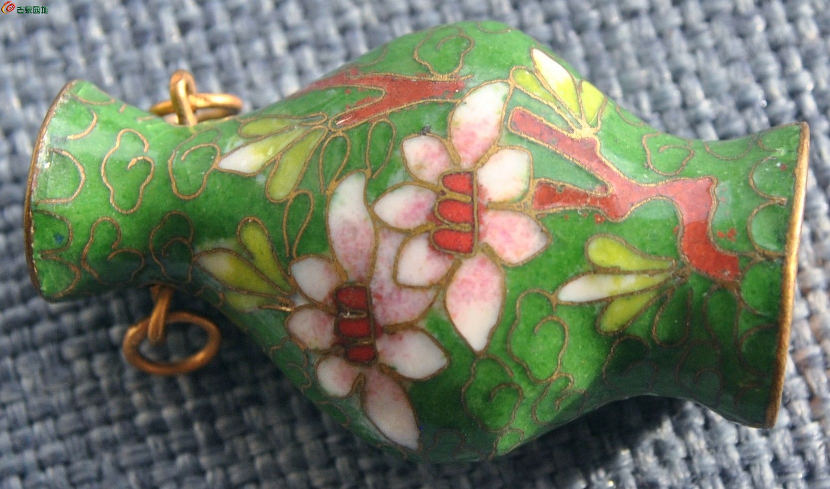 漂亮面花卉纹饰主绿色珐琅彩花瓶型饰件局1.jpg