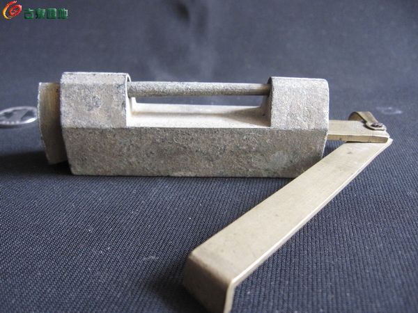 19Z25B一个清民时期“一”字孔方正厚重老铜锁【180元】（长约7.5厘米，宽