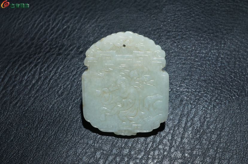 明清老和田玉人物子冈牌挂件1.jpg