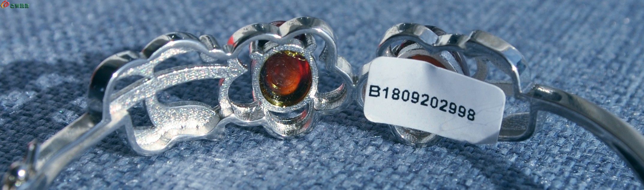 已鉴定精美全新镂空花纹镶宝石活扣贵妃型925银手镯1局10.jpg