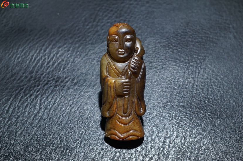 和田玉黑沁童子执莲把件1.jpg