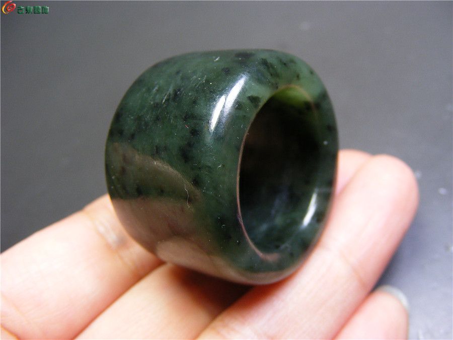 和田碧玉带青花大直筒扳指1.jpg