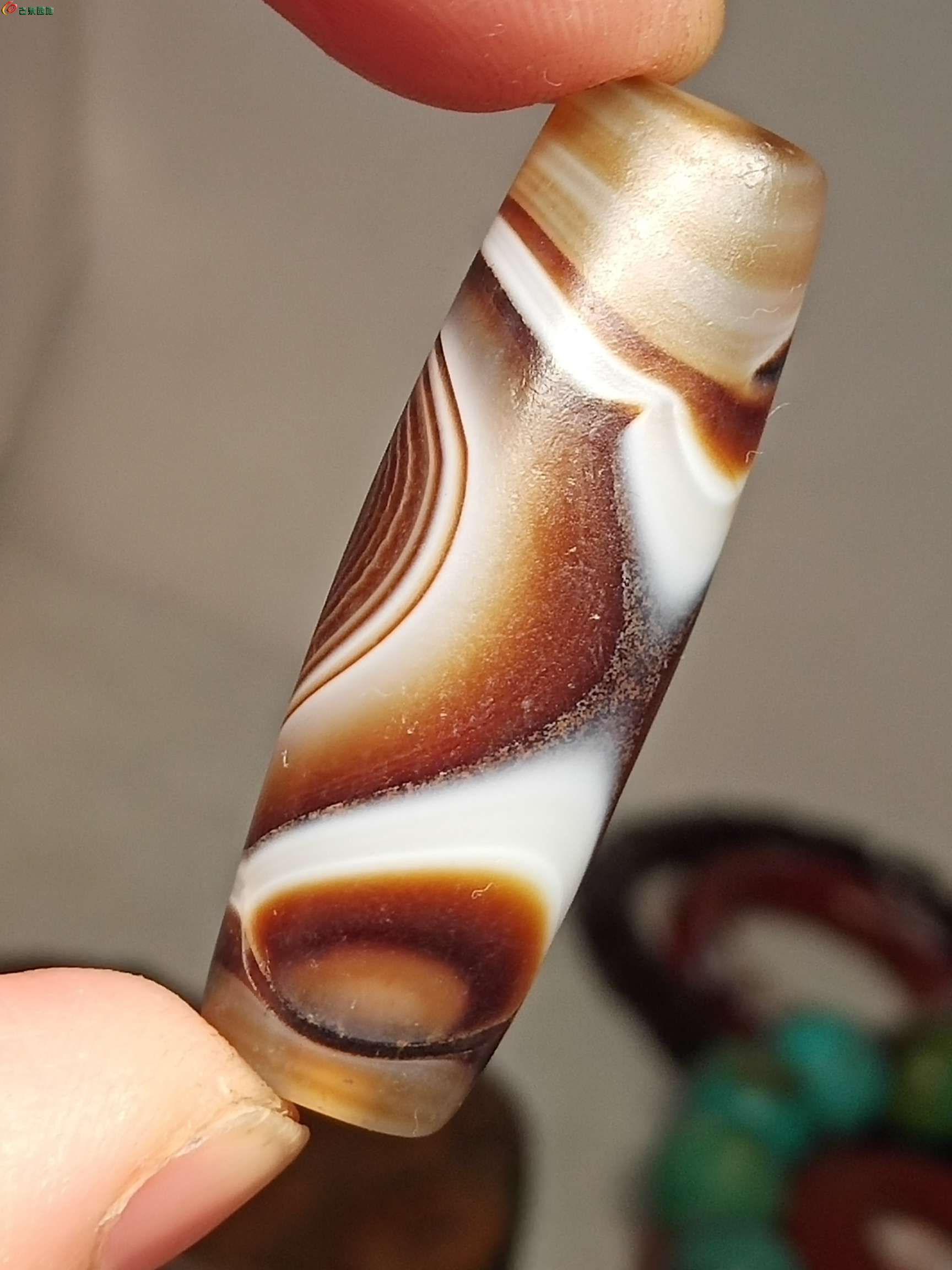 六元放大漏 满风化 缠丝玛瑙扁管珠3.jpg