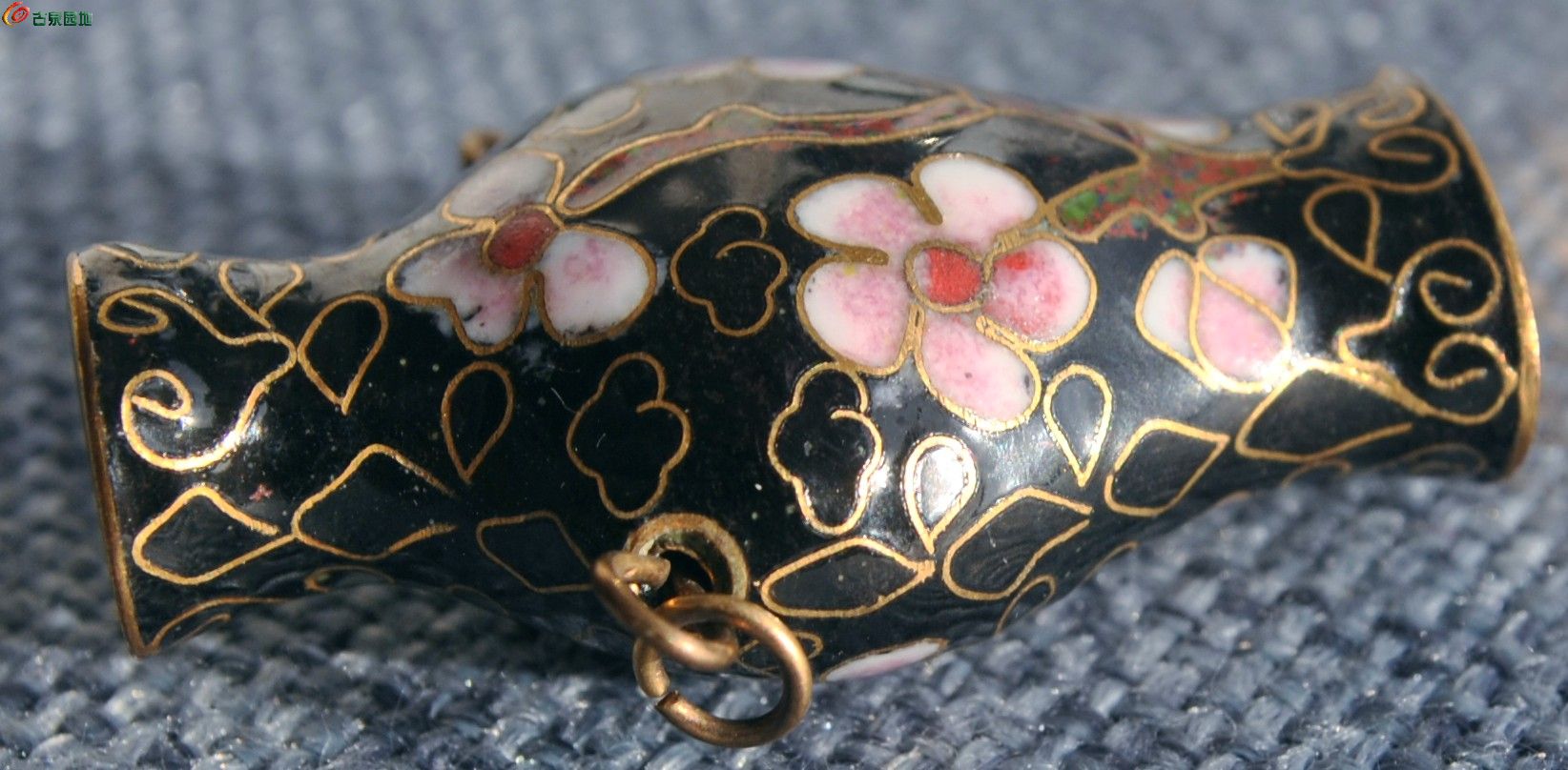 漂亮面花卉纹饰主黑色珐琅彩花瓶型饰件局3.jpg