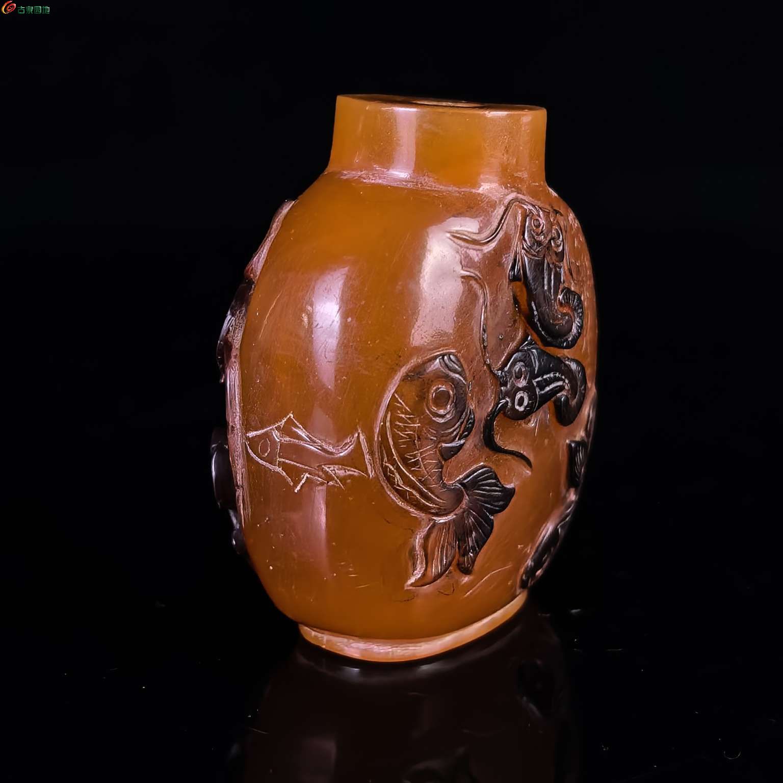 清代 玛瑙琥珀俏雕鼻烟壶沉静夜游共乐升天款连年有鱼3.jpg