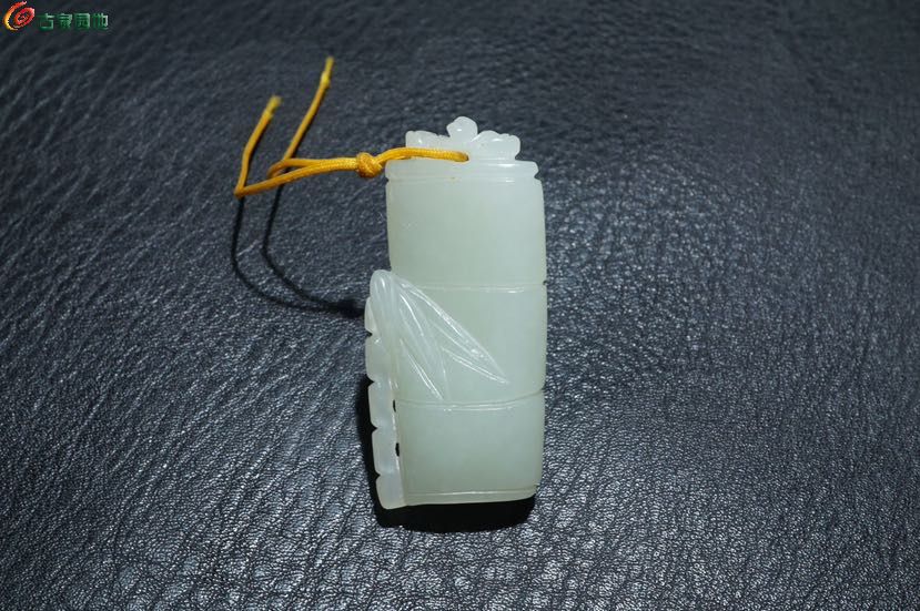 和田玉立体工竹节蝙蝠把件2.jpg