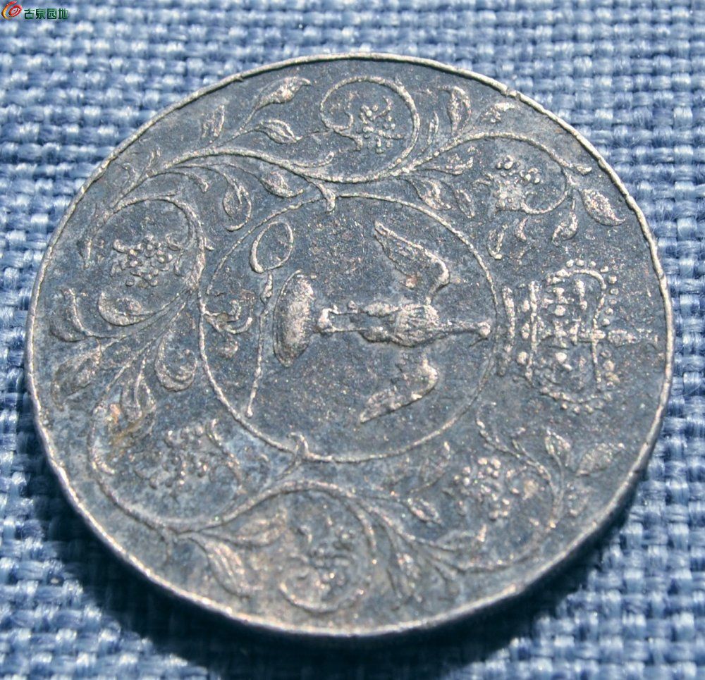 1977年伊丽莎白二世骑马背皇冠图藤大纪念币局2.jpg