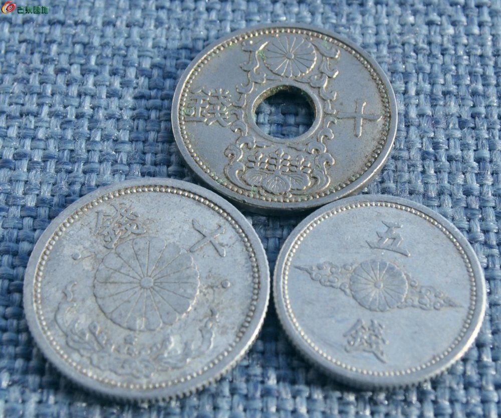 1936年十钱和1942年十钱和1942年5钱硬币3枚局1.jpg