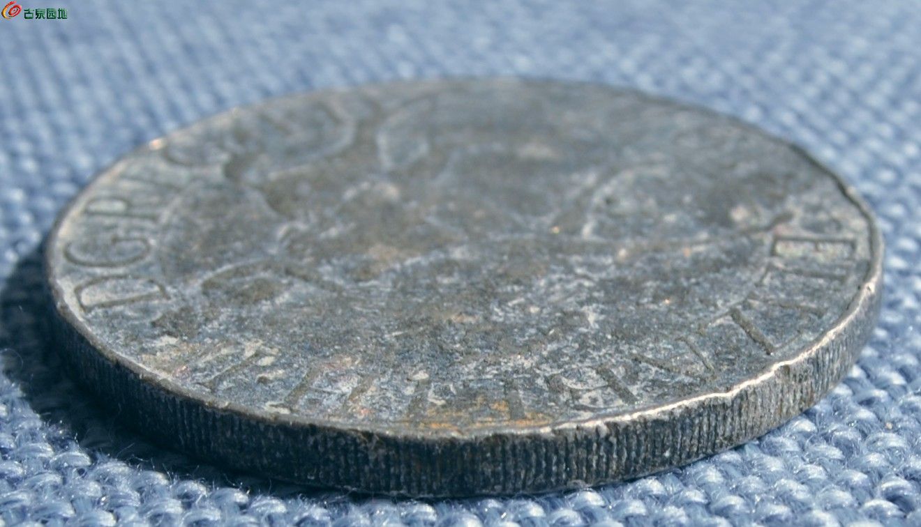 1977年伊丽莎白二世骑马背皇冠图藤大纪念币局8.jpg