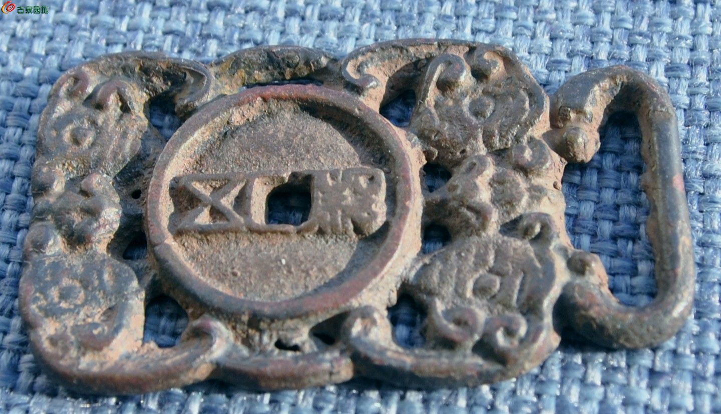 五铢带双蝙蝠纹饰镂空挂花局3.jpg