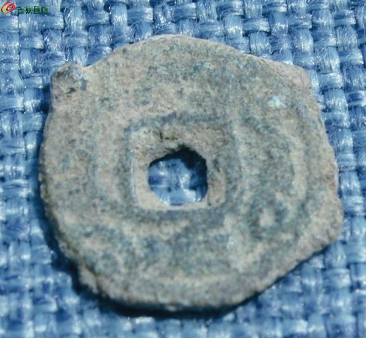 突骑施托古斯突昏十箭部落双面文方孔铜币1局2.jpg
