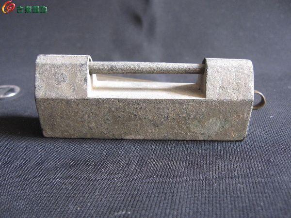 19Z25B一个清民时期“一”字孔方正厚重老铜锁【180元】(长约7.5厘米,宽