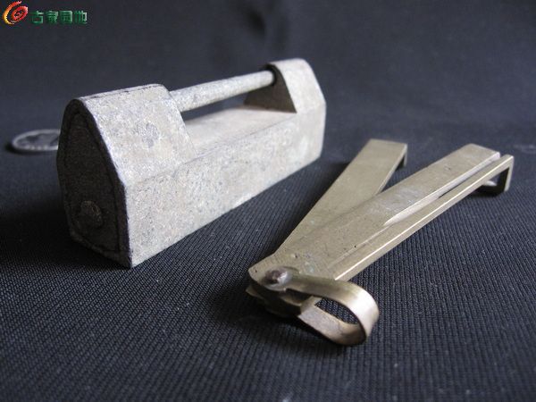 19Z25B一个清民时期“一”字孔方正厚重老铜锁【180元】（长约7.5厘米，宽