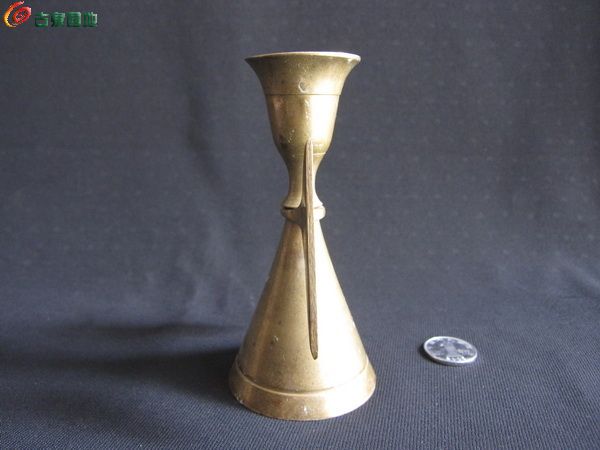 19Z22一个民国、解放初时期造型美观、特别的铜烛台【76元】（高约10.3厘米